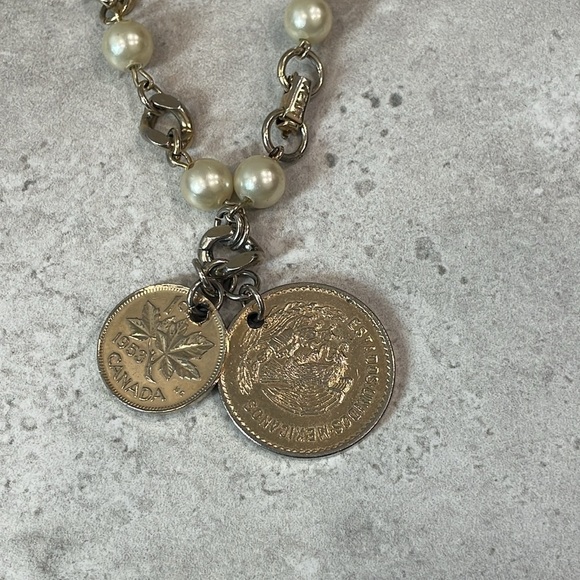 Kent Vintage signed coin charm faux pearl bracelet - Picture 3 of 6